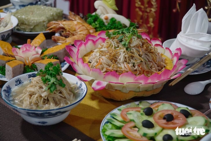 Menikmati kerajinan tembikar Bat Trang dan lumpia Thanh Tri di jalan pejalan kaki Trinh Cong Son akhir pekan ini - Foto 3. cỗ Bát Tràng - Ảnh 3.