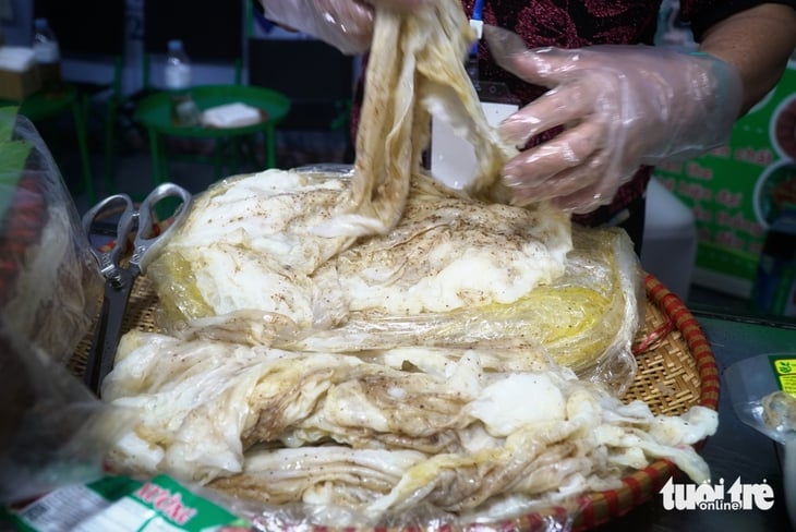 Menikmati kerajinan tembikar Bat Trang dan lumpia Thanh Tri di jalan pejalan kaki Trinh Cong Son akhir pekan ini - Foto 4. cỗ Bát Tràng - Ảnh 4.