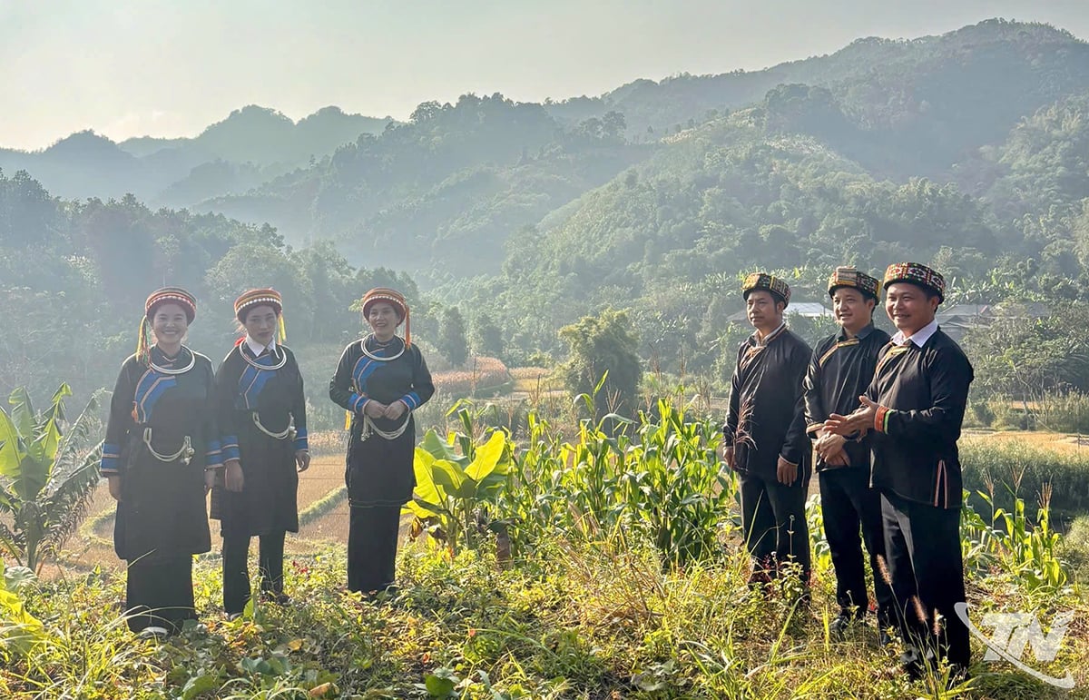 Người dân tộc Dao đỏ cất lời Páo Dung giữa không gian núi rừng