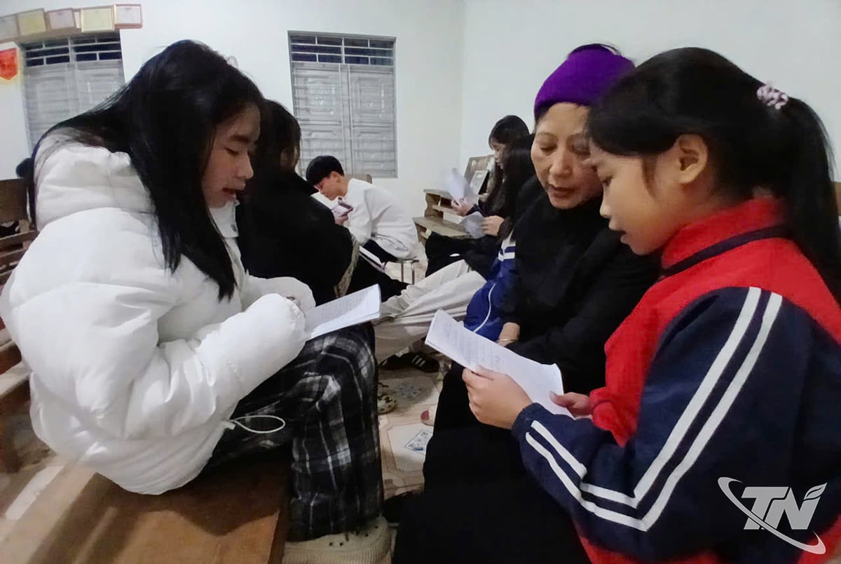 Những học viên trẻ học hát Páo Dung trong lớp truyền dạy tại thôn Bản Cuôn 2.