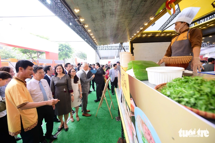 Ngày của Phở đón đoàn khách đặc biệt đến dùng bữa sáng - Ảnh 2.