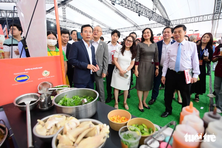 Ngày của Phở đón đoàn khách đặc biệt đến dùng bữa sáng - Ảnh 6.