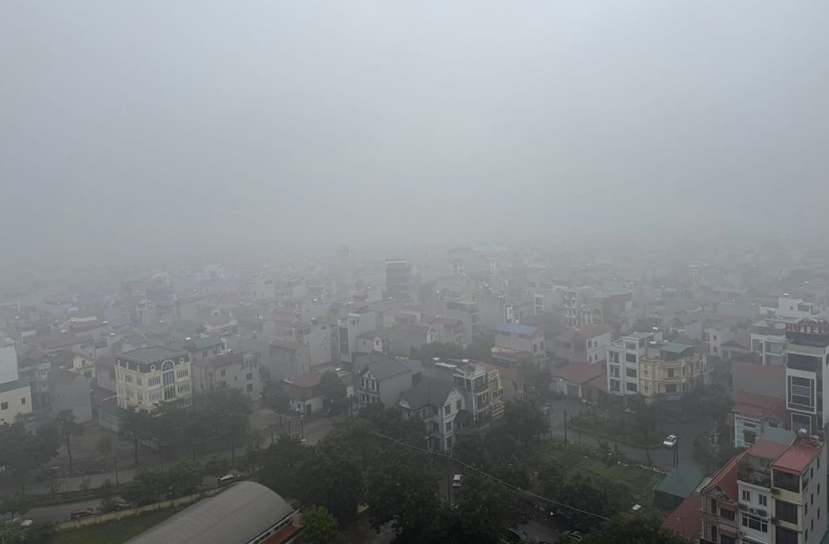 Dari awal pagi 13 Disember, kabus dan hujan menyelubungi Hanoi, satu kontras yang ketara dengan cuaca sejuk dan kering pada hari-hari sebelumnya. Foto: Trung Nguyen. Từ rạng sáng 13/12, mưa mù bao phủ Thủ đô Hà Nội và thay đổi hẳn so với thời tiết rét khô những ngày trước đó. Ảnh: Trung Nguyên.