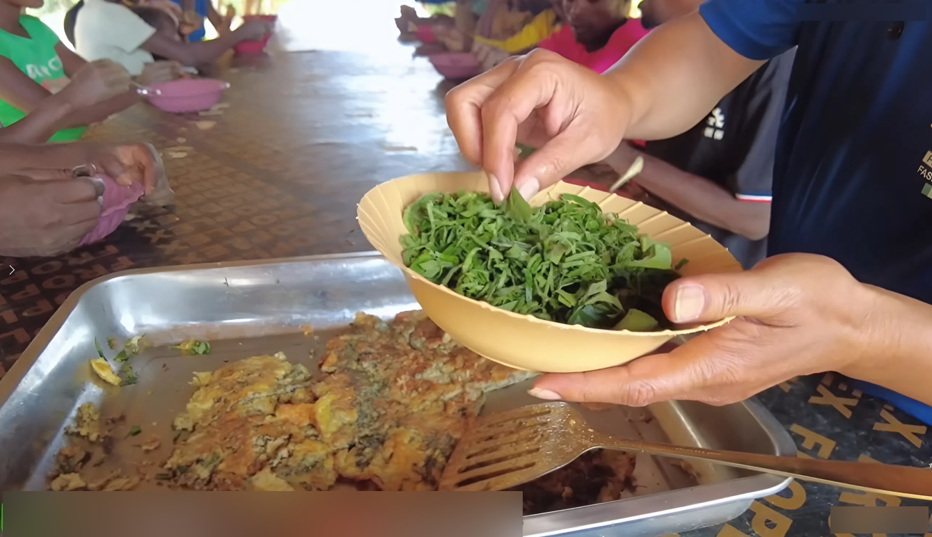 huevos fritos con hojas de perilla.png