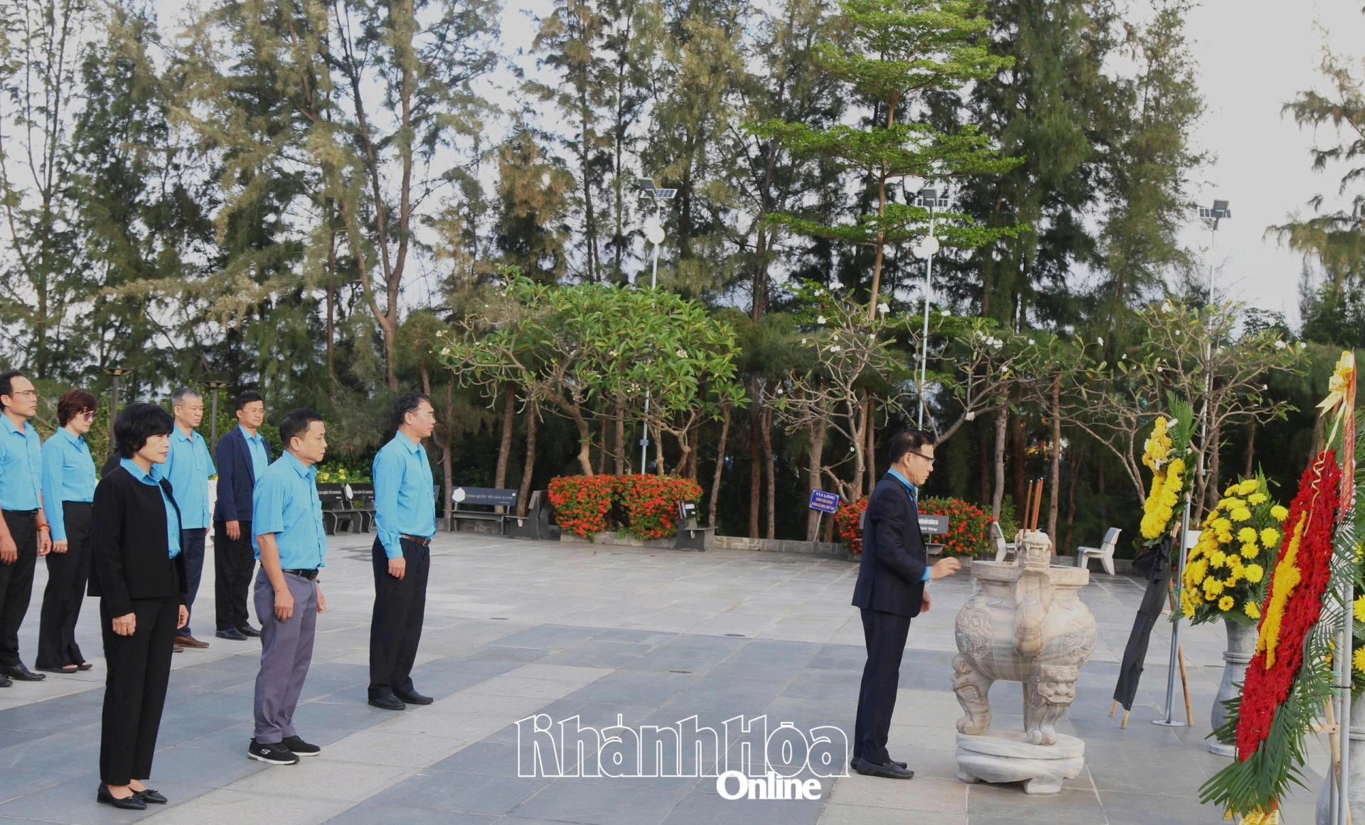 Delegaterna offrade rökelse och blommor för att hedra hjältarna och martyrerna vid Gac Ma-martyrernas minnesmärke.