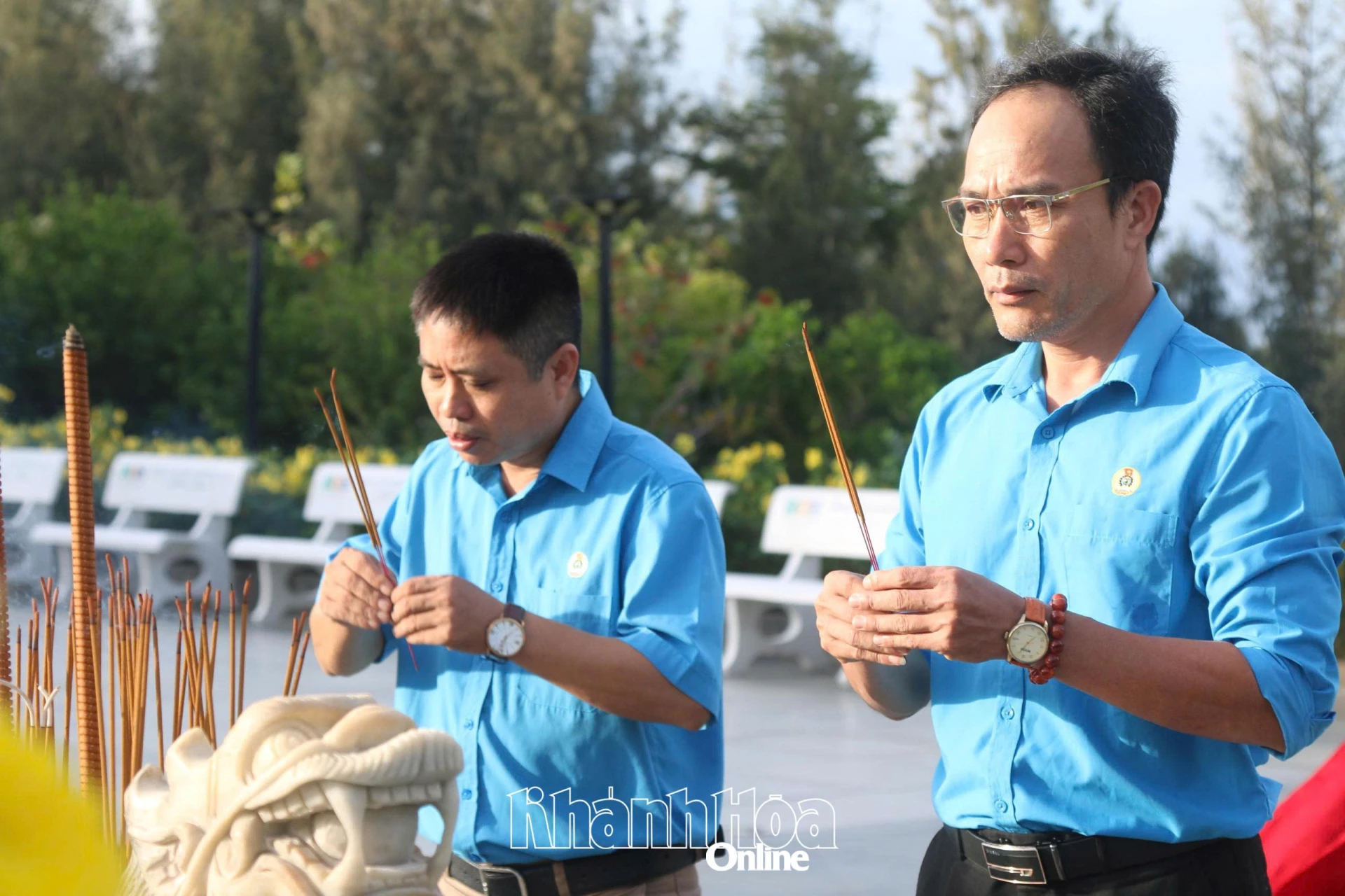 Fackföreningstjänstemän offrade rökelse för att hedra de heroiska martyrernas bidrag.