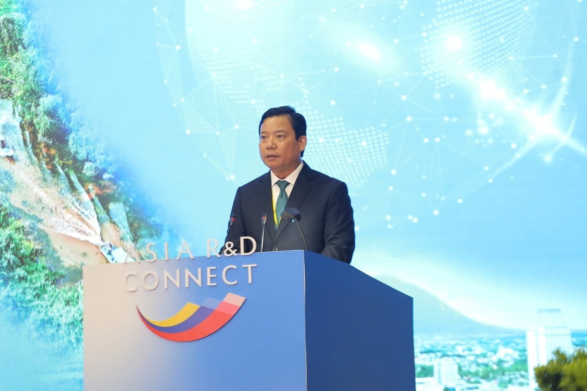 លោក ផាម តាន់ ហ័រ អនុប្រធានគណៈកម្មាធិការប្រជាជនខេត្ត ថ្លែងសុន្ទរកថានៅក្នុងវេទិកា។ រូបថត៖ CTV។ Phó Chủ tịch UBND tỉnh Phạm Tấn Hòa phát biểu tại diễn đàn. Ảnh: CTV.