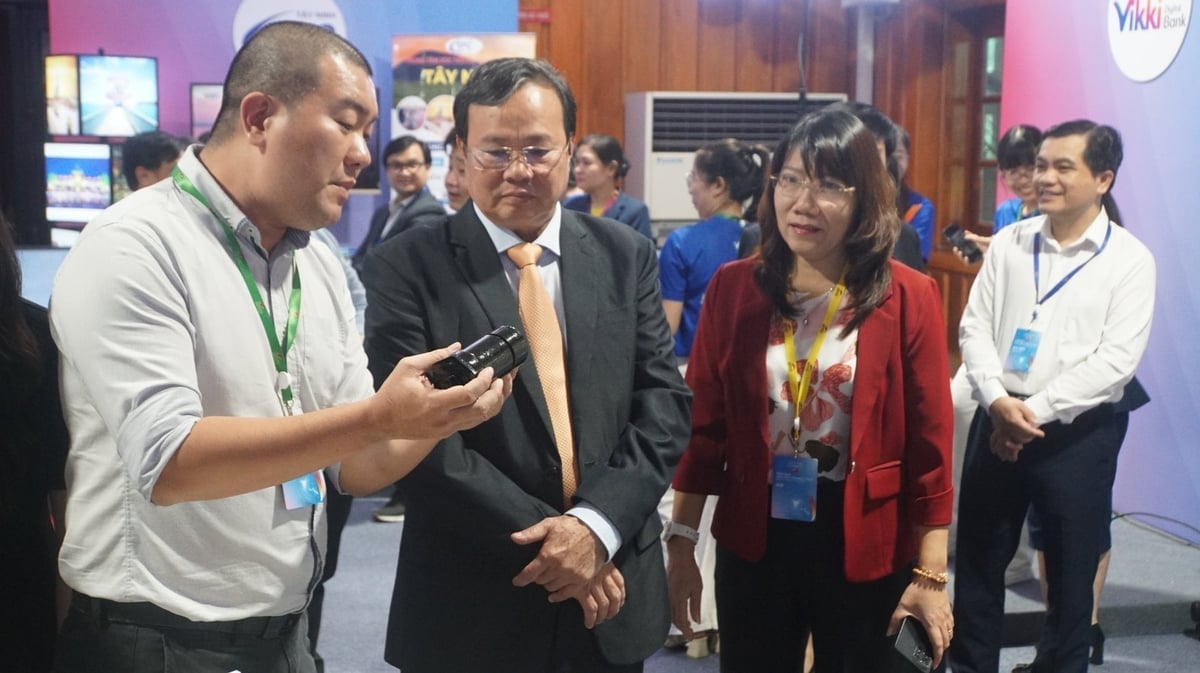 គណៈប្រតិភូទស្សនាគំរូមជ្ឈមណ្ឌលចាប់ផ្តើមអាជីវកម្ម និងនវានុវត្តន៍ ដែលបង្ហាញពីការអនុវត្តបញ្ញាសិប្បនិម្មិត។ រូបថត៖ ត្រឹន ទ្រុង។ Các đại biểu tham quan mô hình trung tâm khởi nghiệp và đổi mới sáng tạo; ứng dụng trí tuệ nhân tạo. Ảnh: Trần Trung.