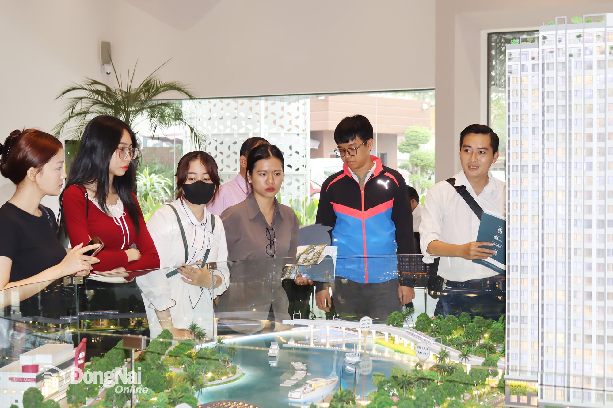 1. ລູກຄ້າທີ່ມາຢ້ຽມຢາມໂຄງການທີ່ຢູ່ອາໄສເພື່ອການຄ້າໃນເຂດບຽນຮວ່າໃຫ້ຄວາມສຳຄັນກັບອາພາດເມັ້ນສຳລັບພະນັກງານລັດຖະບານ.