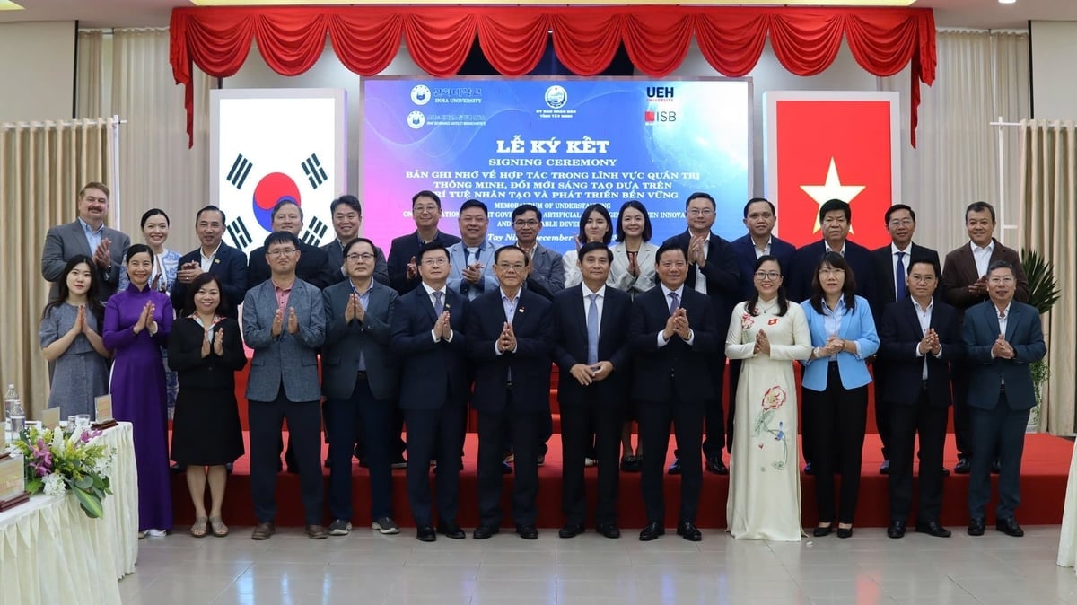 ពិធីចុះហត្ថលេខាលើអនុស្សរណៈនៃកិច្ចសហប្រតិបត្តិការលើអភិបាលកិច្ចឆ្លាតវៃ នវានុវត្តន៍ផ្អែកលើបញ្ញាសិប្បនិម្មិត និងការអភិវឌ្ឍប្រកបដោយចីរភាព ត្រូវបានធ្វើឡើងរវាងដៃគូវៀតណាម និងកូរ៉េ។ រូបថត៖ T.T. Lễ ký kết Bản ghi nhớ hợp tác về Quản trị thông minh, Đổi mới sáng tạo dựa trên trí tuệ nhân tạo và Phát triển bền vững đã được tổ chức giữa các đối tác Việt Nam và Hàn Quốc. Ảnh: T.T.