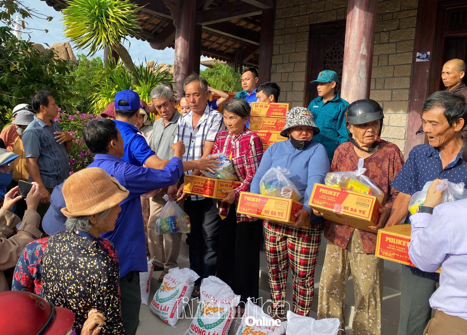 يقدم المنظمون هذه الهدايا للناس.