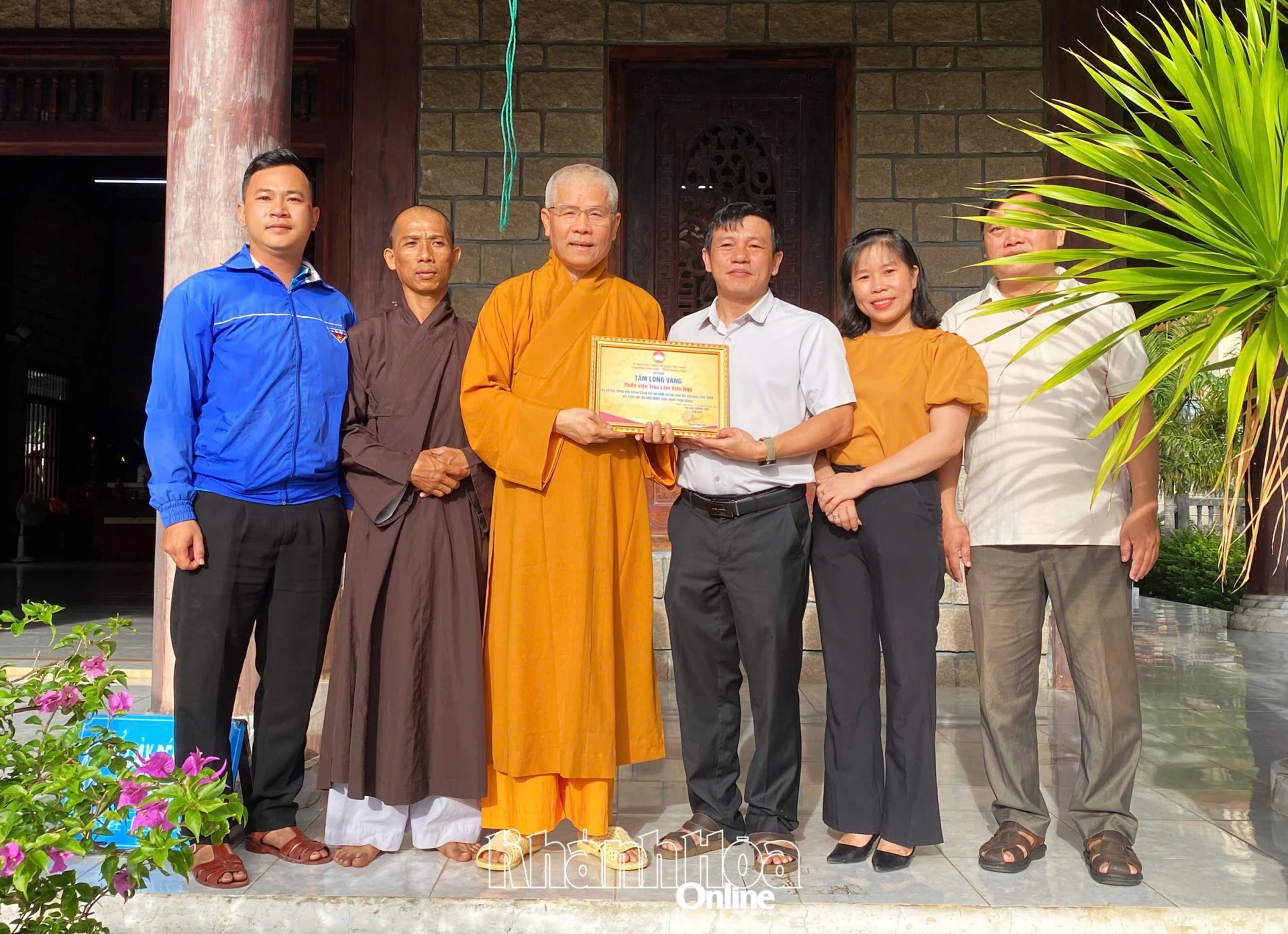 قدم قادة جبهة نينه تشو وارد شهادة تقدير لـ