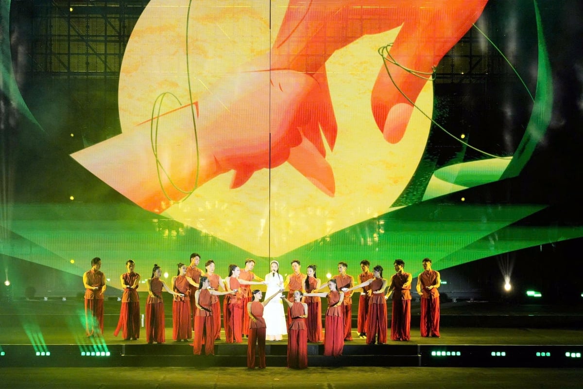 Le public a été ému par le medley de « Thank You, Mother » et « Mother's Diary » interprété par la chanteuse Hien Thuc et sa troupe de danse. Photo : Nam A Bank. Khán giả lắng đọng với bản Mash up Cảm ơn mẹ - Nhật ký của mẹ do ca sĩ Hiền Thục cùng vũ đoàn biểu diễn. Ảnh: Nam A Bank.