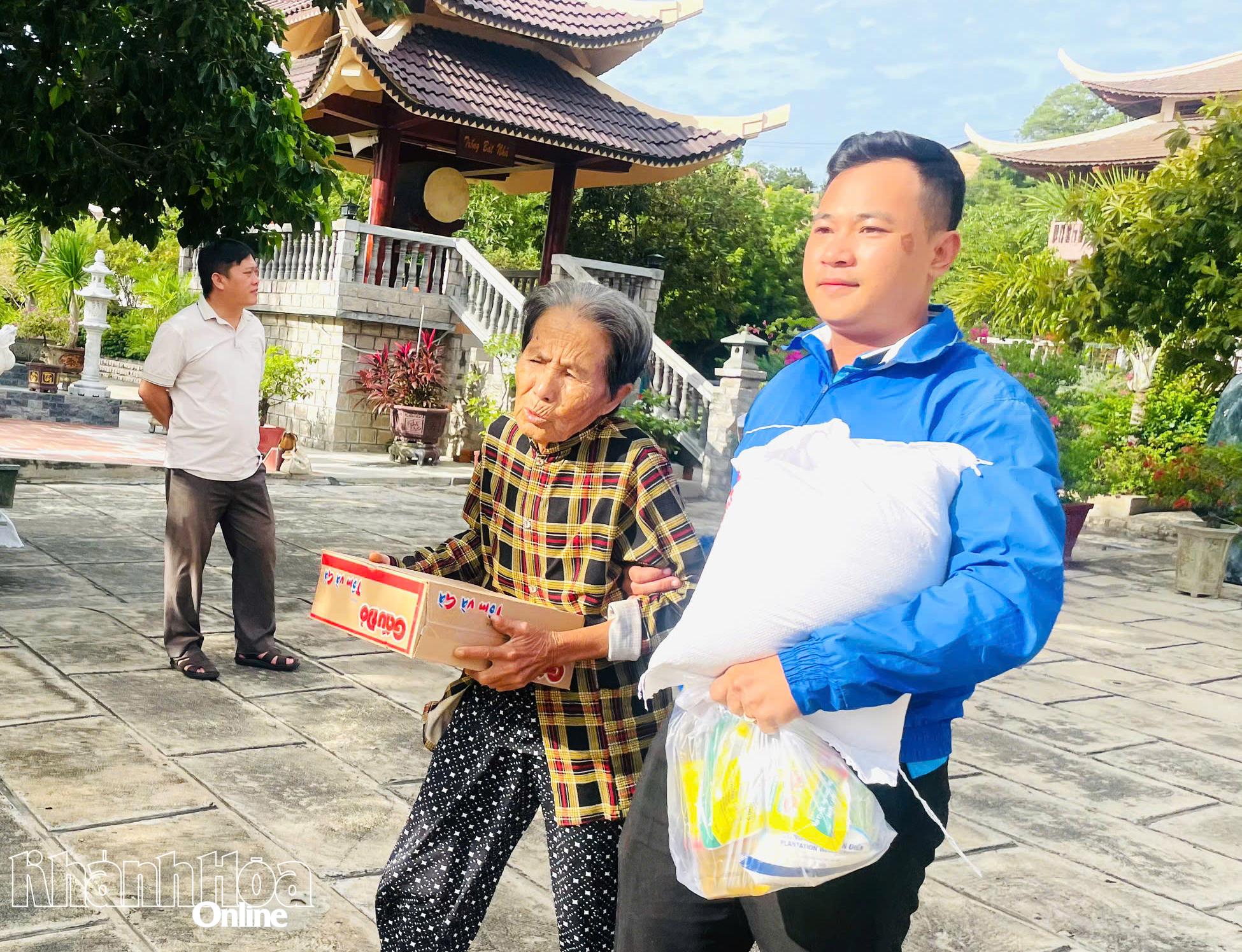 قامت مجموعة شباب حي نينه تشو بمساعدة كبار السن في حمل الهدايا إلى منازلهم.