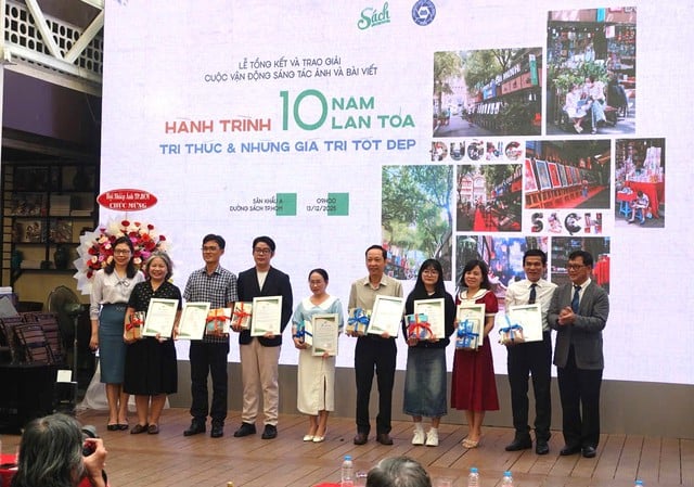 Ceremonia de decernare a premiilor Book Street pentru concursul de scriere și fotografie „O călătorie de 10 ani de răspândire a cunoștințelor” - Fotografia 1. Đường sách trao giải cuộc thi viết và ảnh 'Hành trình 10 năm lan tỏa tri thức'- Ảnh 1.