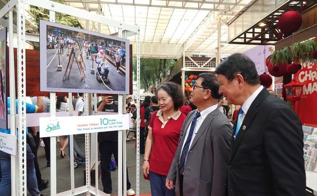 Ceremonia de decernare a premiilor Book Street pentru concursul de scriere și fotografie „O călătorie de 10 ani de răspândire a cunoștințelor” - Fotografia 2. Đường sách trao giải cuộc thi viết và ảnh 'Hành trình 10 năm lan tỏa tri thức'- Ảnh 2.