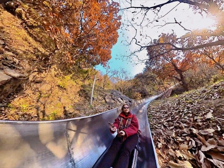 នៅជិតចុងបញ្ចប់នៃស្លាយ មានសេវាកម្មថតរូបបង់ប្រាក់ ដែលអ្នកទស្សនាអាចជ្រើសរើសថត ឬមិនថត។