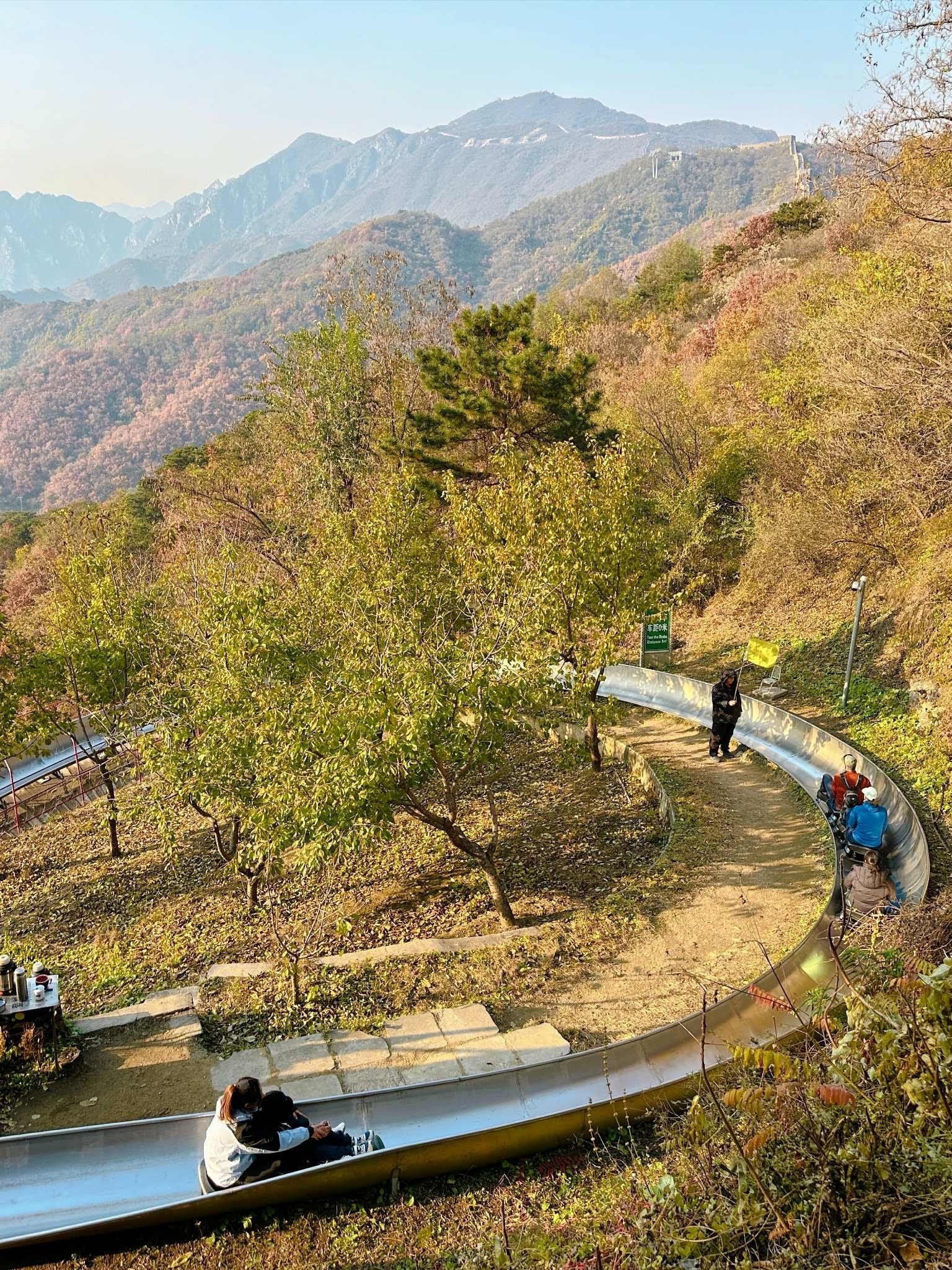 អ្នកទស្សនាអាចត្រូវតម្រង់ជួរយូរដើម្បីរអិល ប្រសិនបើពួកគេមកទស្សនាក្នុងរដូវ/ម៉ោងមមាញឹក។