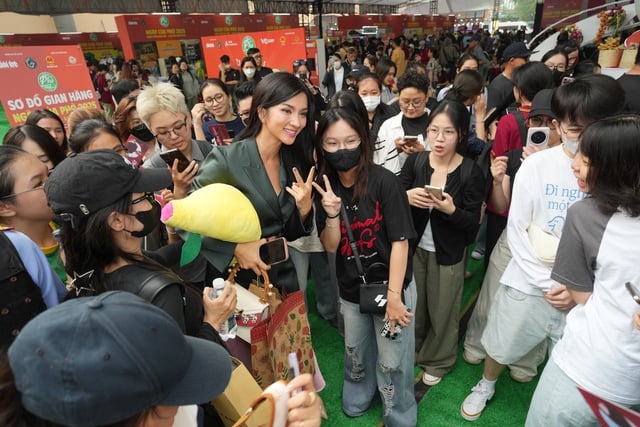 Clienții au fost surprinși să fie serviți cu pho de regina frumuseții H'Hen Niê în „Ziua Pho” - Fotografia 1. Thực khách bất ngờ được hoa hậu H'Hen Niê phục vụ phở trong 'Ngày của Phở'- Ảnh 1.