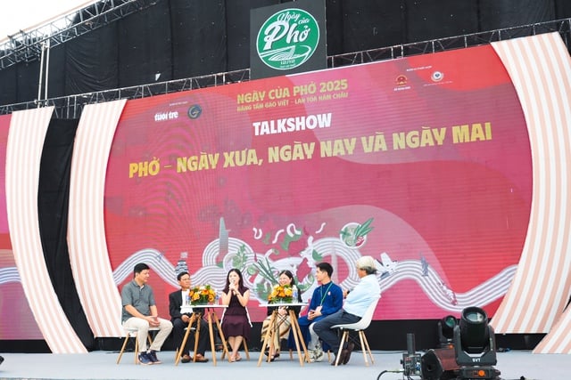 Clienții au fost surprinși să fie serviți cu pho de regina frumuseții H'Hen Niê în „Ziua Pho” - Fotografia 3. Thực khách bất ngờ được hoa hậu H'Hen Niê phục vụ phở trong 'Ngày của Phở'- Ảnh 3.