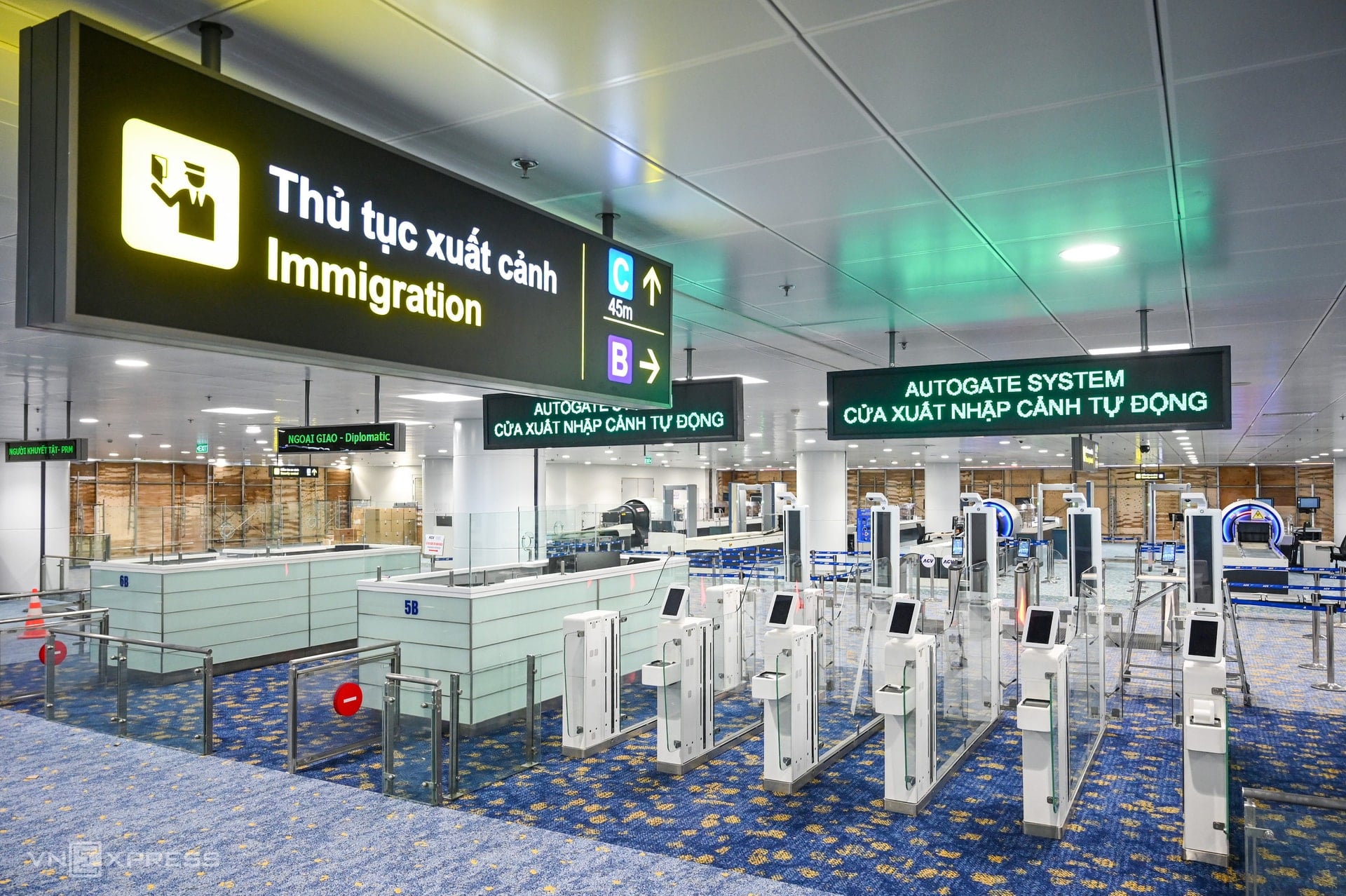 নতুন চেক-ইন কাউন্টারে যাত্রীরা চেক-ইন করছেন।