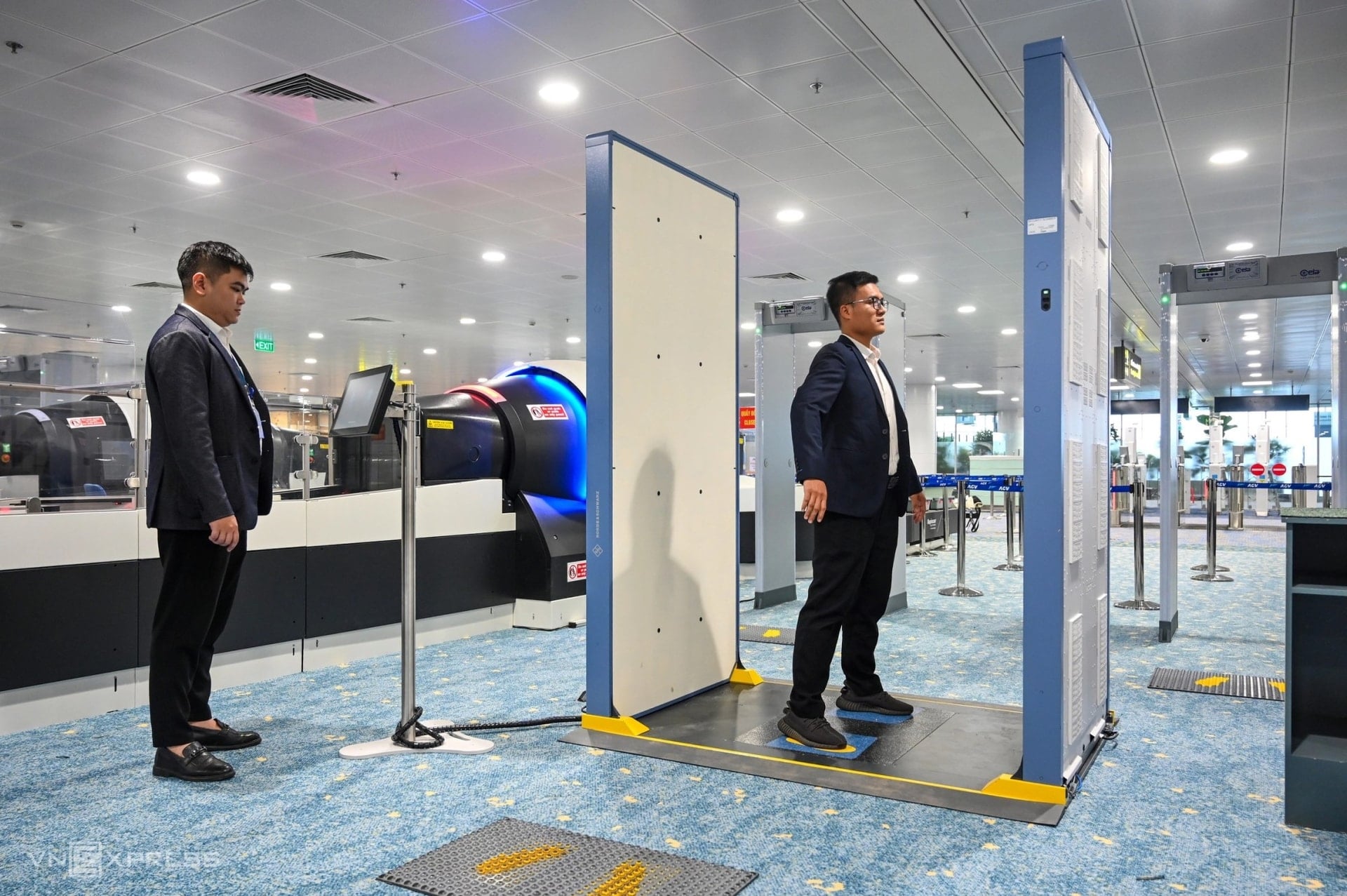 যাত্রীরা স্ব-চেক-ইন কিয়স্ক সিস্টেম ব্যবহার করেন।