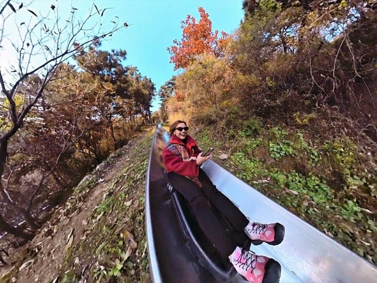 អ្នកស្រី Diep មានបទពិសោធន៍ដ៏គួរឱ្យរំភើបមួយក្នុងការរអិលចុះពីកំពែងដ៏អស្ចារ្យនៃប្រទេសចិន។