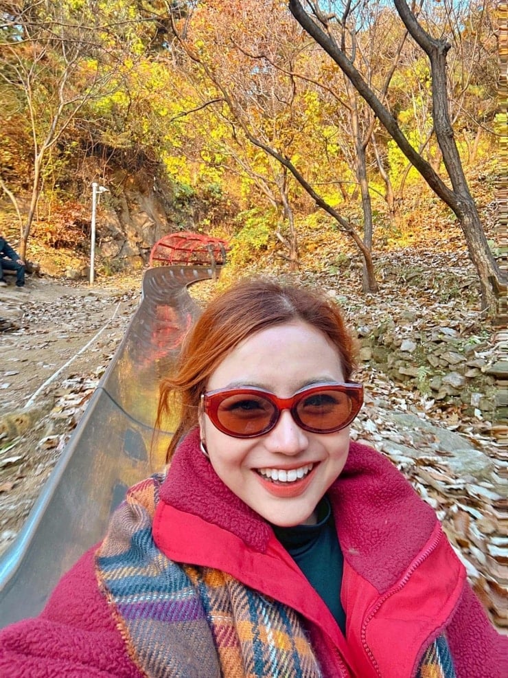 អ្នកទេសចរស្ត្រីម្នាក់មកពីទីក្រុងហូជីមិញ មានអារម្មណ៍រំភើបរីករាយដែលអាចរីករាយនឹងទេសភាពដ៏រ៉ូមែនទិកនៃស្លឹកឈើពណ៌មាស និងក្រហម ខណៈពេលកំពុងជិះស្គី។