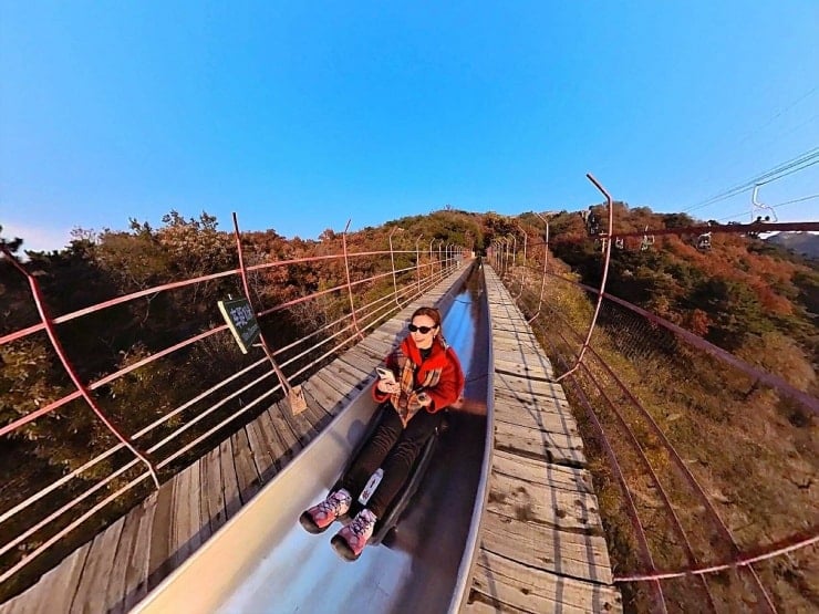 ប្រសិនបើប្រើប្រាស់ឧបករណ៍រអិលរអិល អ្នកទេសចរត្រូវការពេលត្រឹមតែ 5-10 នាទីប៉ុណ្ណោះ (អាស្រ័យលើល្បឿន) ដើម្បីធ្វើដំណើរចុះពីភ្នំ។