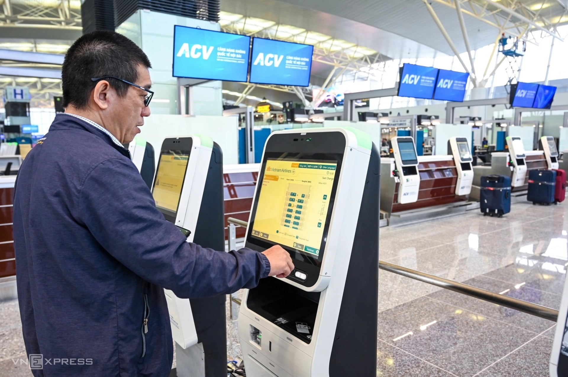 নিরাপত্তা কর্মীরা উন্নত স্ক্যানারযুক্ত স্ক্রিনের মাধ্যমে এলাকাটি পর্যবেক্ষণ করেন।