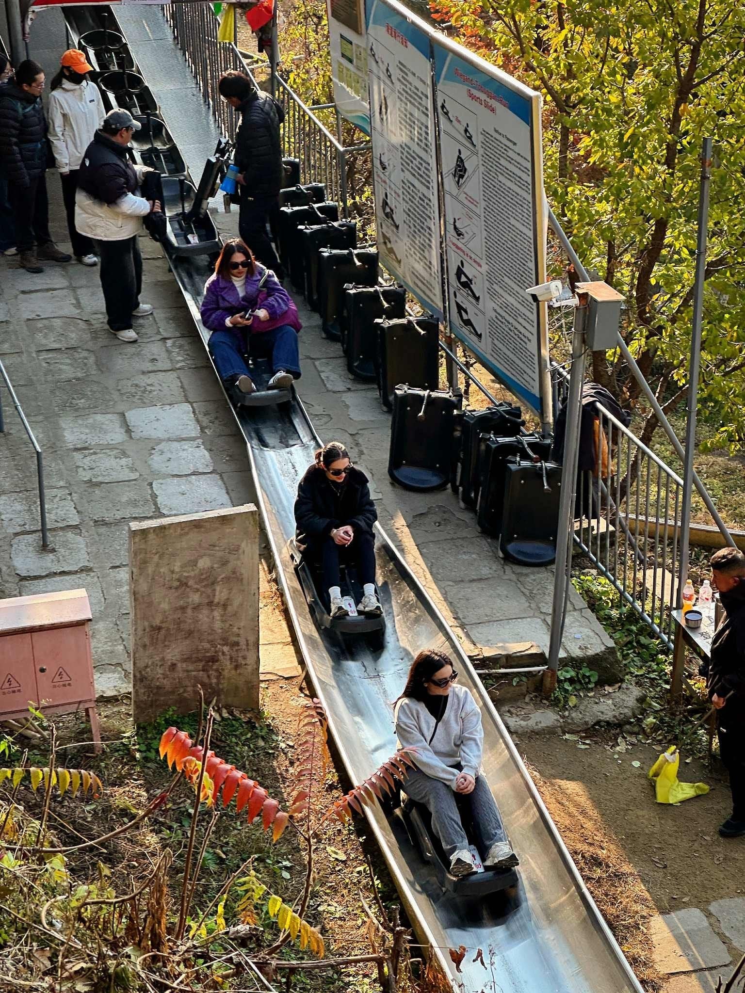 អ្នកទស្សនាអាចត្រូវតម្រង់ជួរយូរដើម្បីរអិល ប្រសិនបើពួកគេមកទស្សនាក្នុងរដូវ/ម៉ោងមមាញឹក។