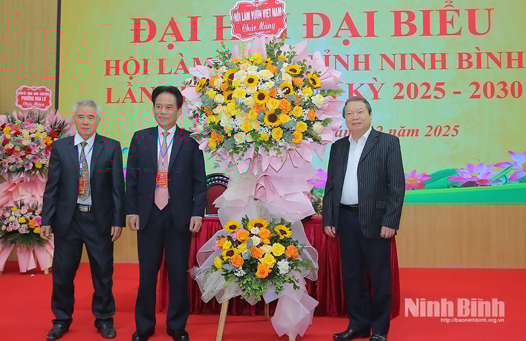 Leiders van de Vietnamese Tuinbouwvereniging brachten bloemen om het congres te feliciteren.