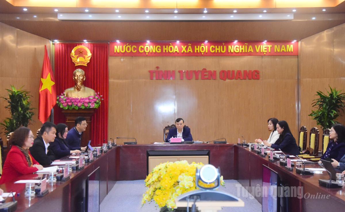 Soudruh Nguyen Van Thang, člen provinčního výboru strany a zástupce tajemníka stranického výboru provinčního lidového výboru, se zúčastnil a předsedal schůzi v provinčním sídle.