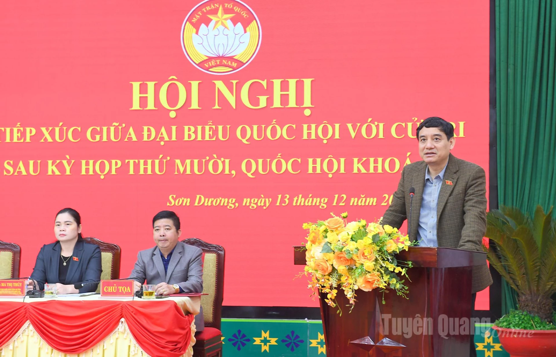 Kamerad Nguyen Dac Vinh, Ketua Komite Kebudayaan dan Urusan Sosial Majelis Nasional, menyampaikan pidato pada konferensi tersebut.