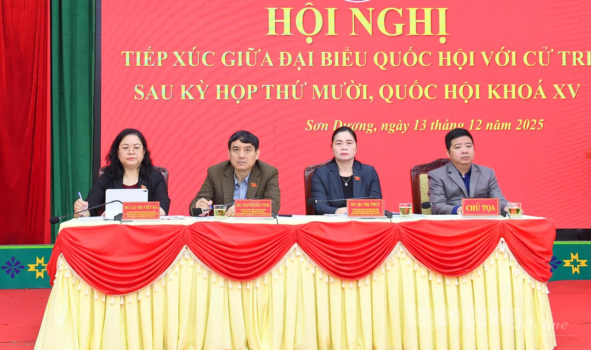 Para anggota parlemen memimpin pertemuan dengan konstituen mereka.