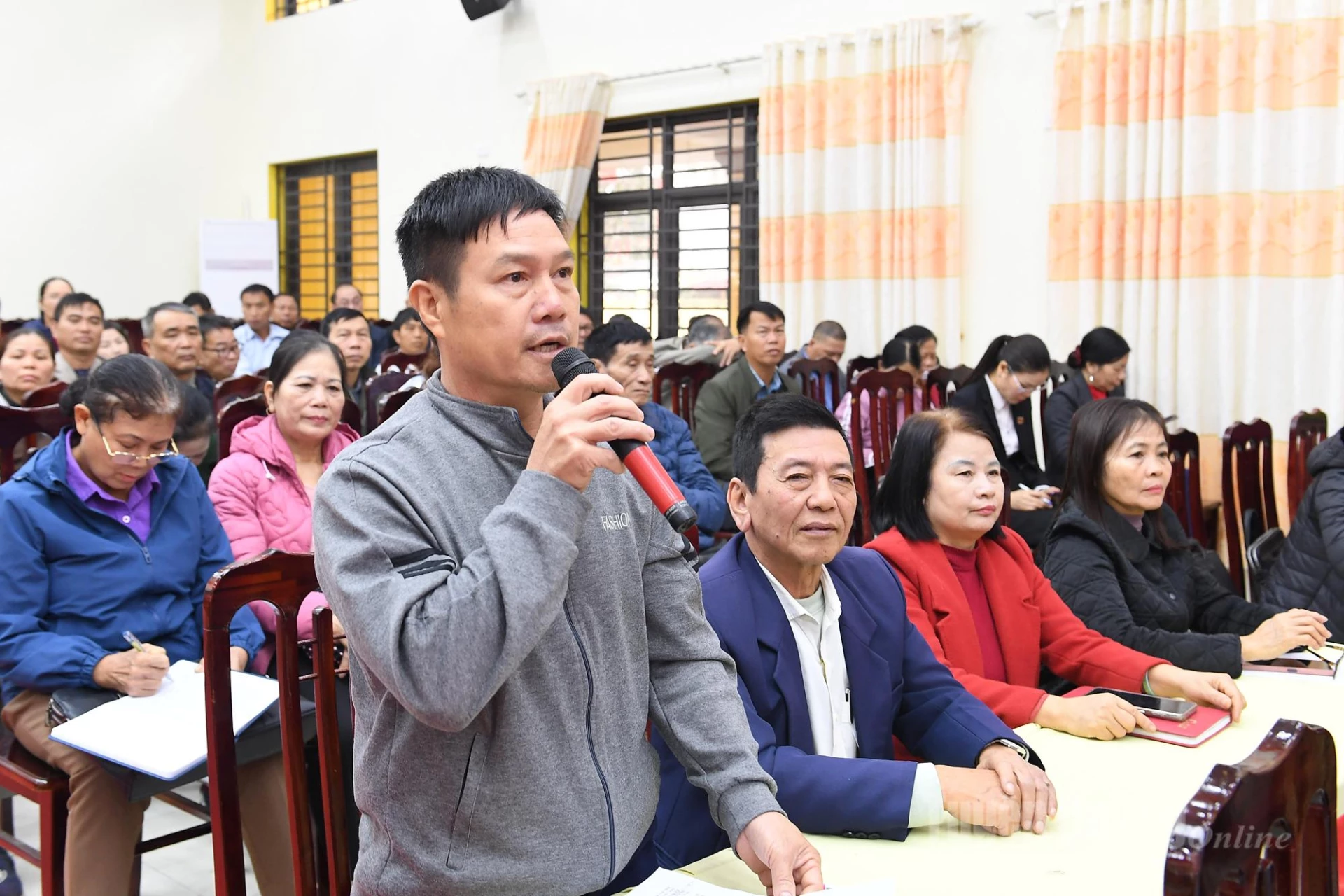 Para pemilih di komune Son Duong menyampaikan pendapat mereka dalam pertemuan tersebut.