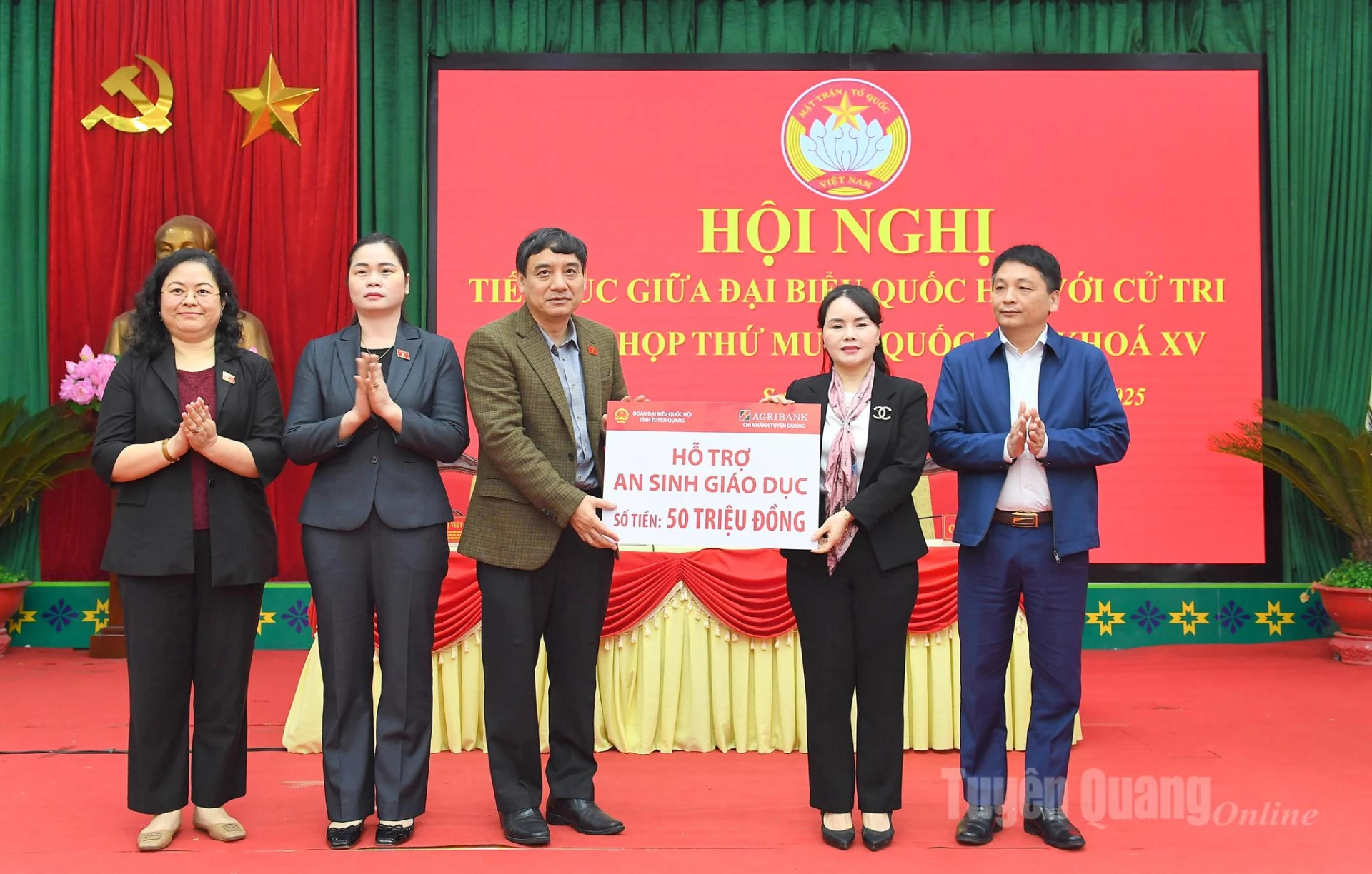 Delegasi Majelis Nasional provinsi menyumbangkan 50 juta VND untuk mendukung kesejahteraan sosial di komune Son Duong.