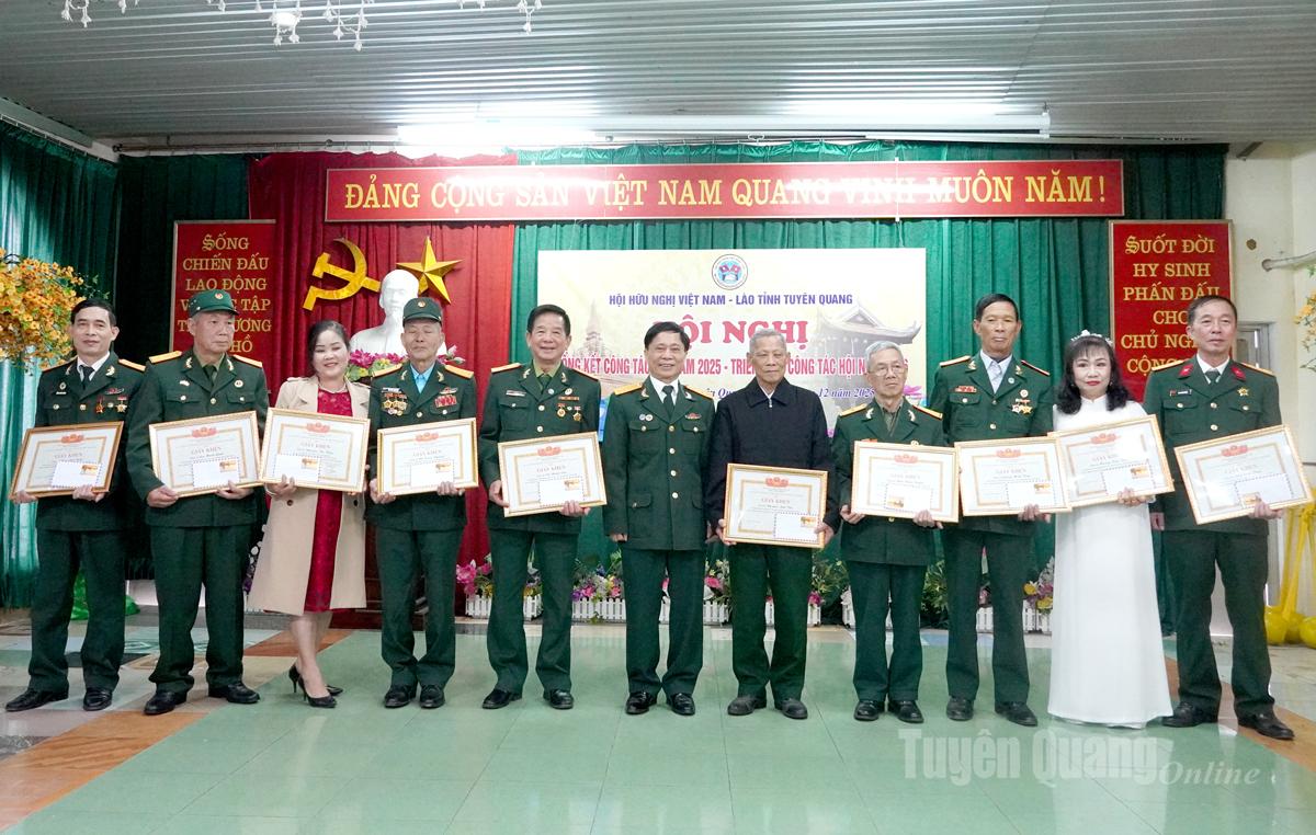 ویتنام-لاؤس فرینڈشپ ایسوسی ایشن کے چیئرمین، کھوونگ فو ہیپ نے 2025 میں ایسوسی ایشن کے کام میں شاندار نتائج حاصل کرنے والے افراد کو تعریفی اسناد پیش کیں۔