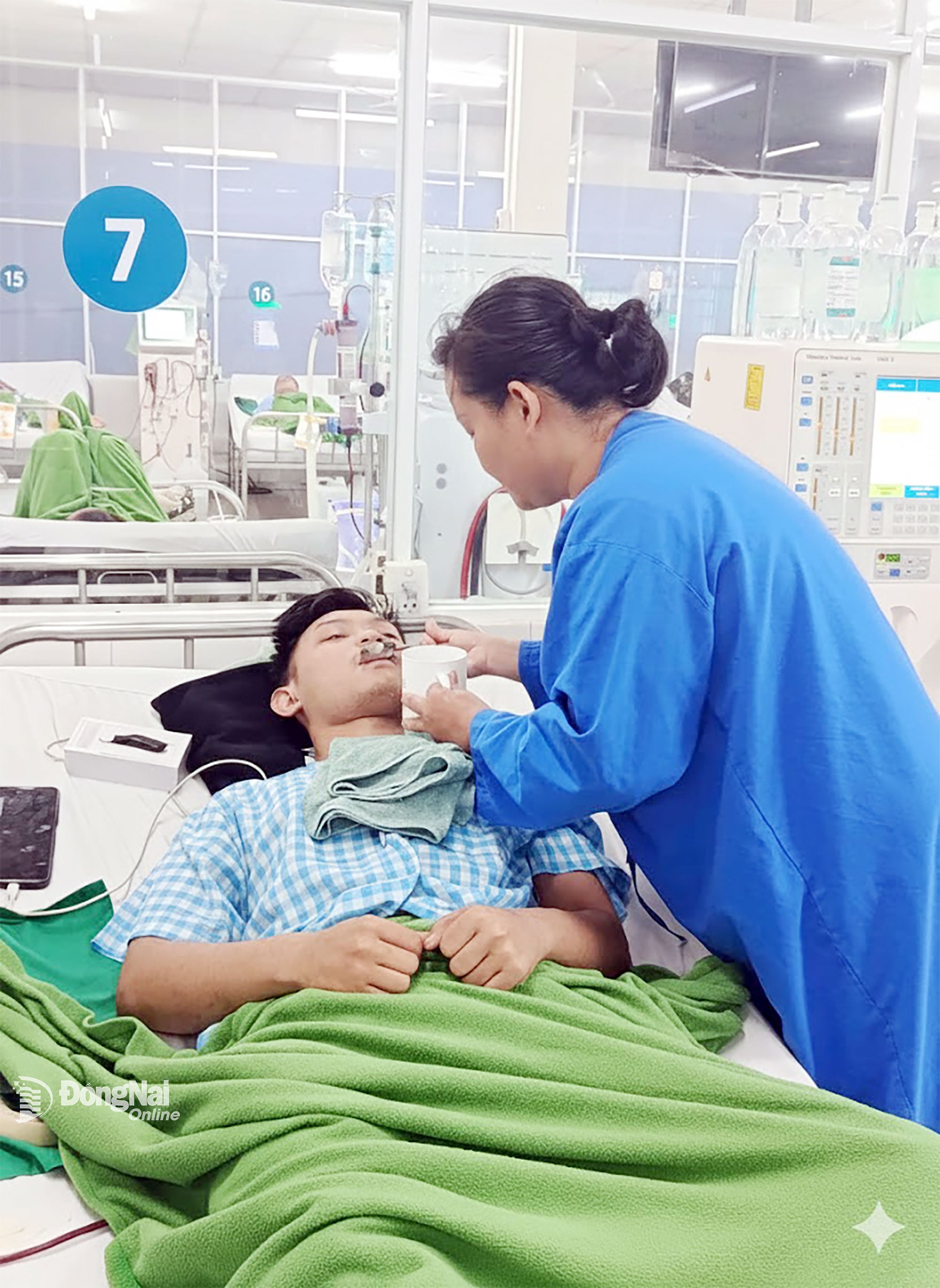 Dua hingga tiga kali seminggu, Duy Truong menjalani dialisis. Penderitaannya juga menjadi luka di hati ibunya, karena ia terus-menerus khawatir tidak memiliki cukup uang untuk transplantasi ginjal. (Foto: Thu Hien)