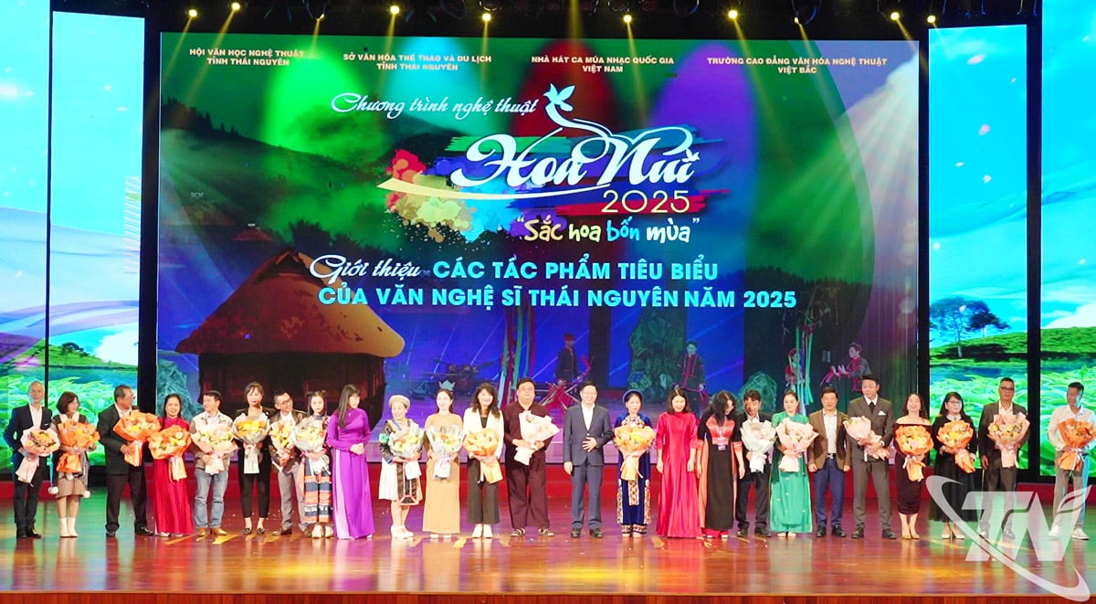 ຄະນະກຳມະການຈັດງານໄດ້ມອບດອກໄມ້ໃຫ້ແກ່ສິລະປິນ ແລະ ນັກສະແດງທີ່ເຂົ້າຮ່ວມໃນໂຄງການ.