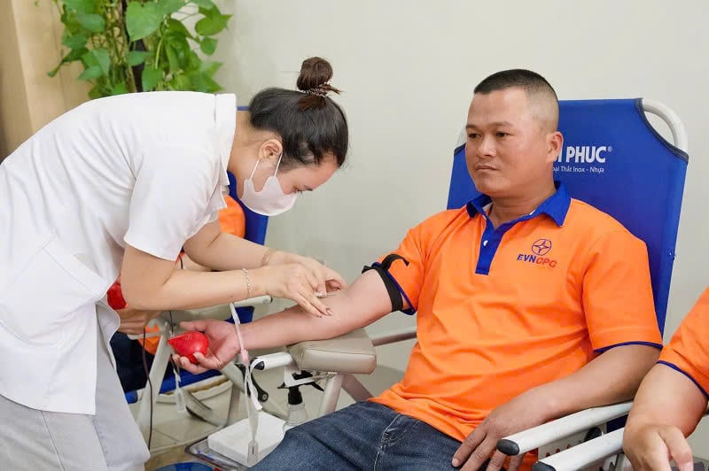 Εργαζόμενοι στον τομέα της ηλεκτρικής ενέργειας σε όλη την επαρχία Ντακ Λακ συμμετείχαν σε αιμοδοσία.