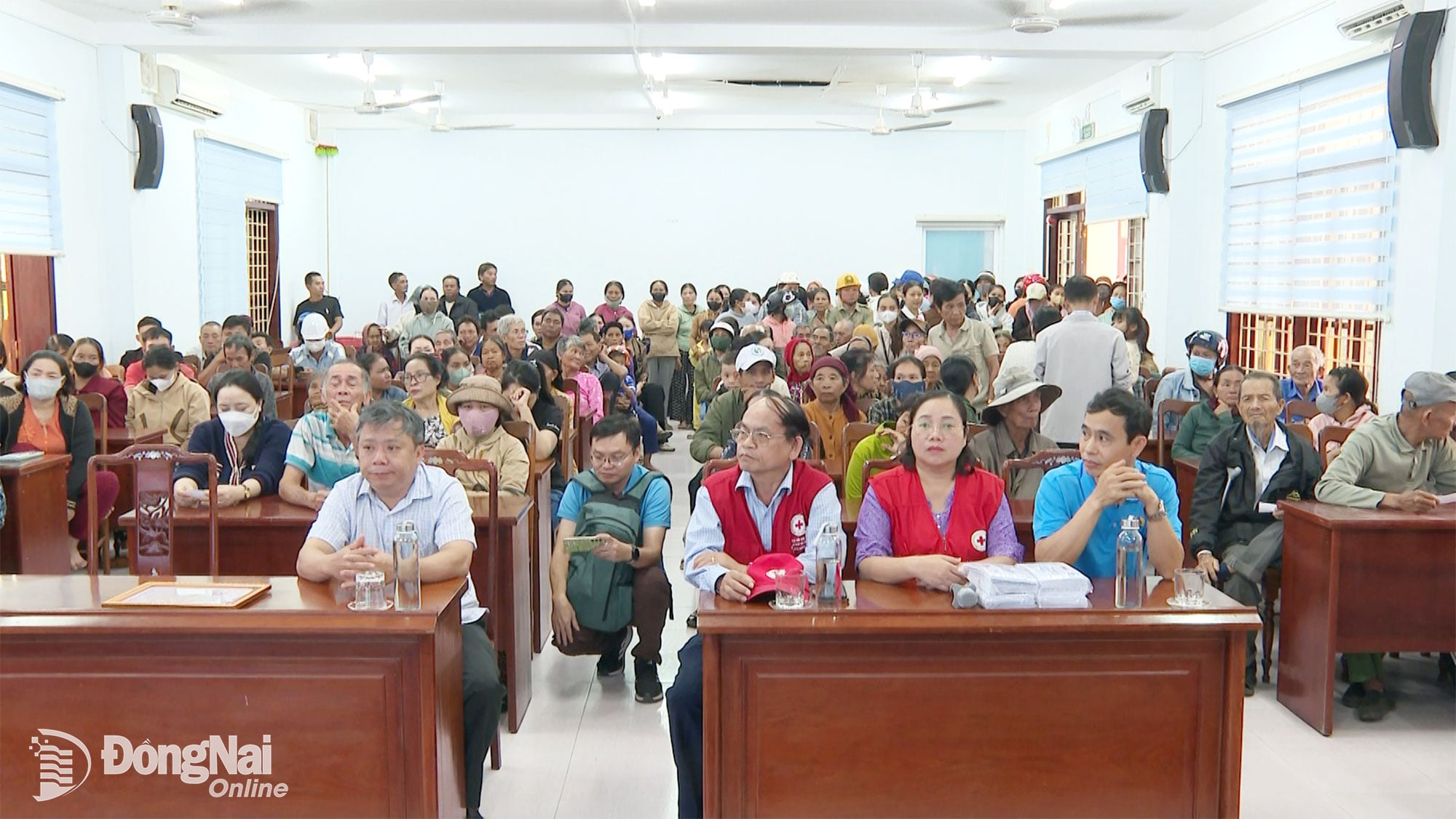 ប្រជាជនមួយចំនួនធំមកពីឃុំវ៉ាន់កាញ ខេត្តយ៉ាឡាយ បានមកទទួលអំណោយ។