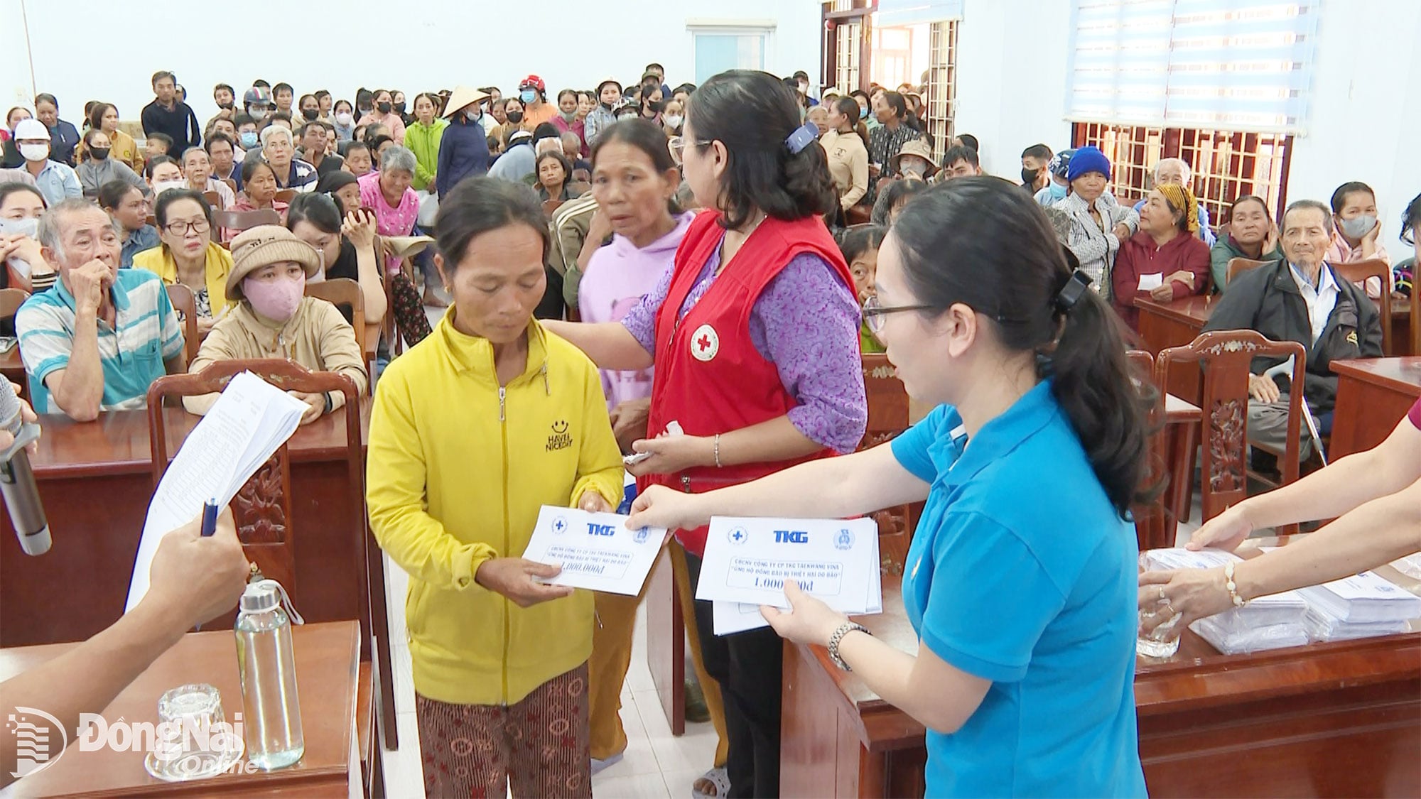 សមាជិកនៃគណៈប្រតិភូបានប្រគល់អំណោយដល់ប្រជាជននៅឃុំវ៉ាន់កាញ ខេត្តយ៉ាឡាយ។