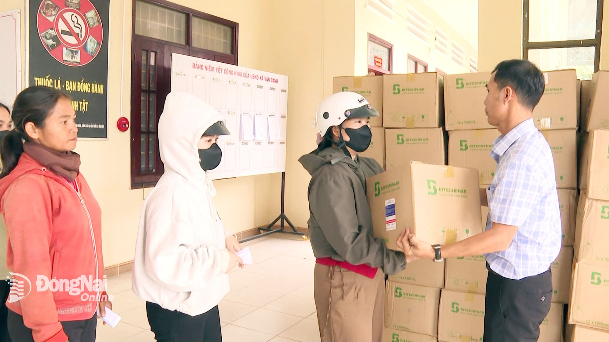 ក្រៅពីអំណោយពីគណៈប្រតិភូ គ្រួសារនីមួយៗក៏ទទួលបានទឹកមួយប្រអប់ ដែលជាអំណោយរបស់សមាគមកាកបាទក្រហមខេត្តយ៉ាឡាយផងដែរ។