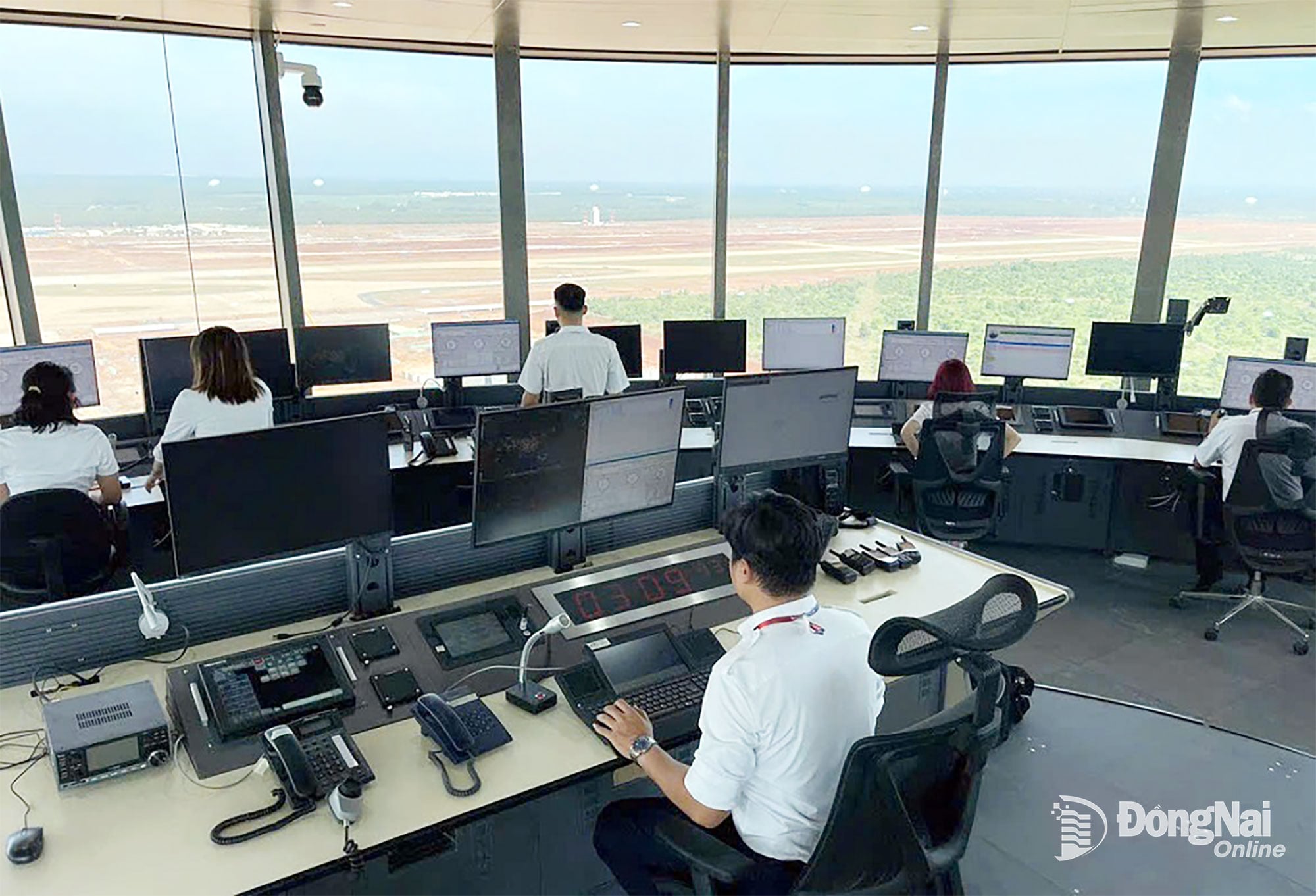 អ្នកត្រួតពិនិត្យចរាចរណ៍ផ្លូវអាកាសកំពុងធ្វើការនៅប៉មត្រួតពិនិត្យចរាចរណ៍ផ្លូវអាកាសអាកាសយានដ្ឋានឡុងថាញ់។ រូបថត៖ អ្នករួមចំណែក។