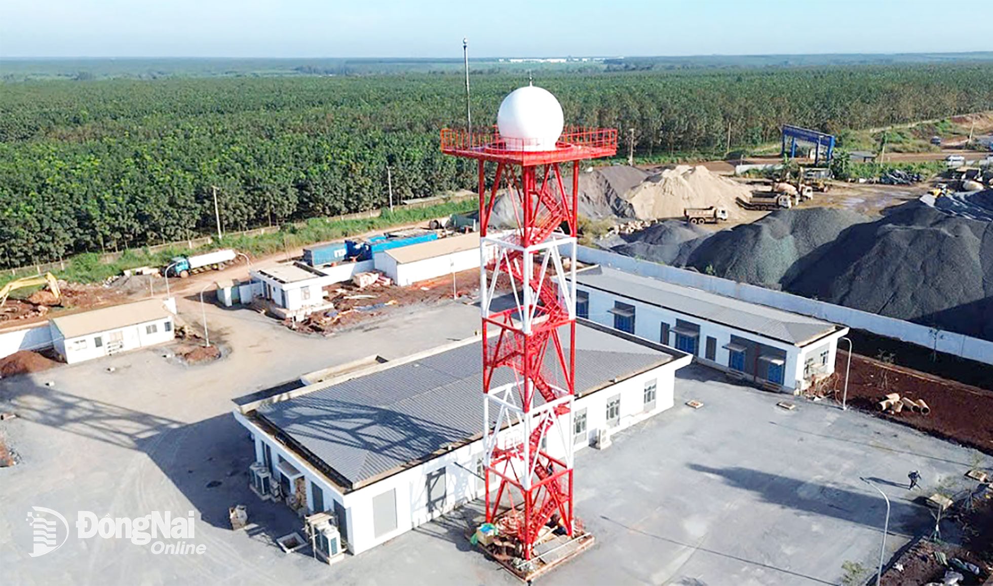 ស្ថានីយរ៉ាដាដែលបម្រើការគ្រប់គ្រងចរាចរណ៍ផ្លូវអាកាសនៅអាកាសយានដ្ឋានឡុងថាញ់។ រូបថត៖ អ្នករួមចំណែក។