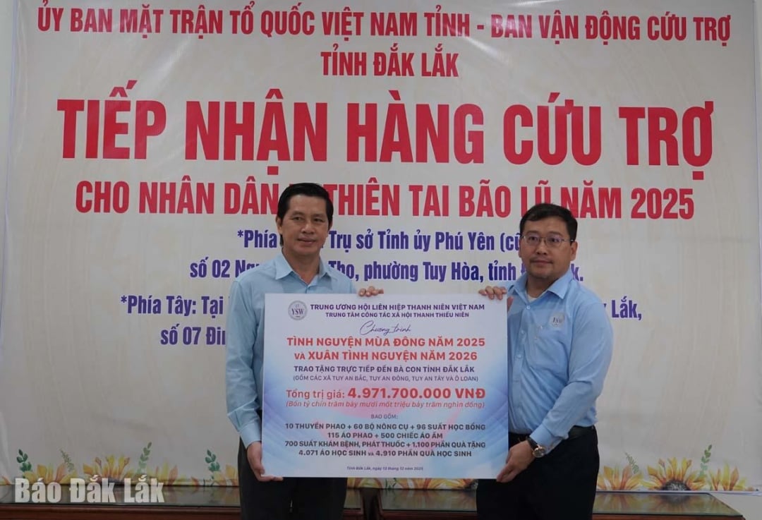 Lederne av Vietnams fedrelandsfrontkomité i provinsen mottok en symbolsk plakett overrakt av programmets organiseringsenhet.