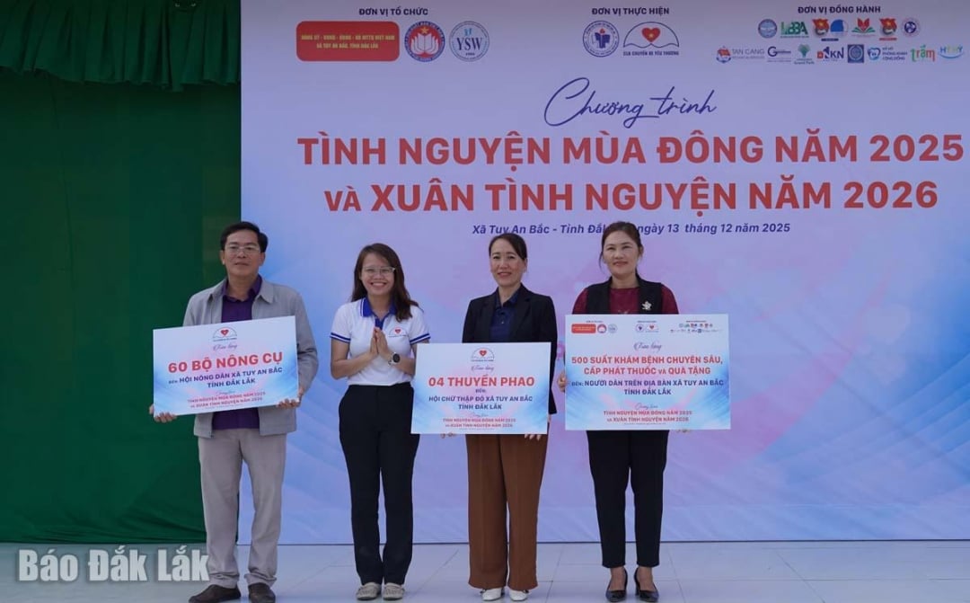 Røde Kors-avdelingene i kommunene Tuy An Bac, Tuy An Tay og Tuy An Dong mottok gummibåter.