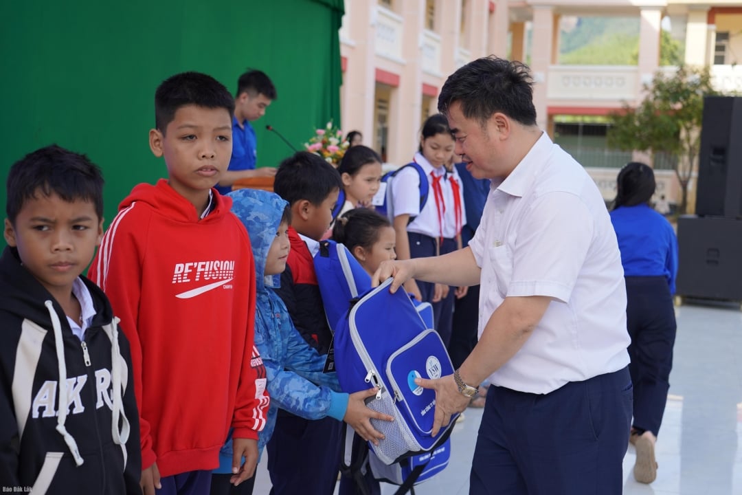 Arrangørene overrakte gaver til studentene i Tuy An Bac kommune.