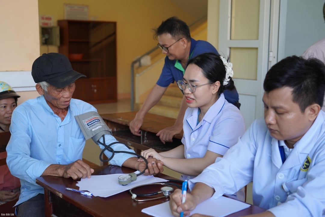 Leger og sykepleiere undersøker pasienter.